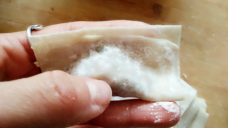 香菇鲜肉大馄饨,向上对折,留出5毫米的一边。