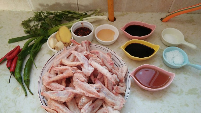 爽口鸡翅尖,年夜饭下酒菜,全部材料准备完毕