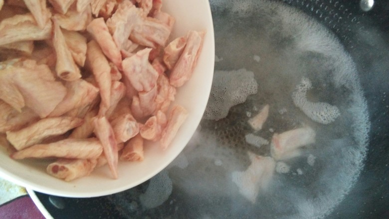 爽口鸡翅尖,年夜饭下酒菜,锅里烧一锅开水,水开下入备用的鸡翅尖。