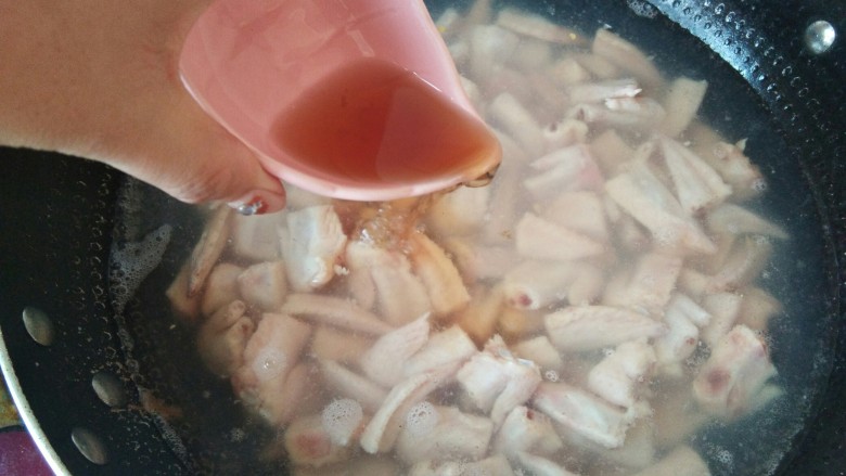 爽口鸡翅尖,年夜饭下酒菜,接着下入提前准备好的<a style='color:red;display:inline-block;' href='/shicai/ 718'>料酒</a>,煮5-6分钟。
