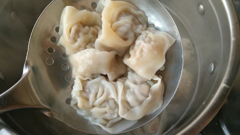 香菇鲜肉大馄饨,馄饨浮上来就煮好了,沥水捞出,馄饨皮薄,久煮易烂。