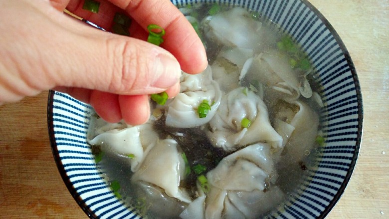 香菇鲜肉大馄饨,将馄饨盛入调好的汤底中，撒上一点小葱即可。