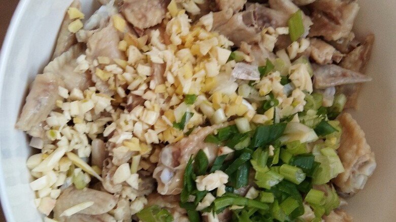 爽口鸡翅尖,年夜饭下酒菜,将葱姜蒜先放入洗干净的鸡翅尖中。