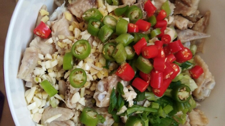 爽口鸡翅尖,年夜饭下酒菜,然后下入两种辣椒。