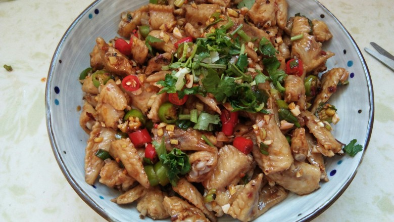 爽口鸡翅尖,年夜饭下酒菜,腌制好了,装入盘子中,撒上香菜,即可食用。
