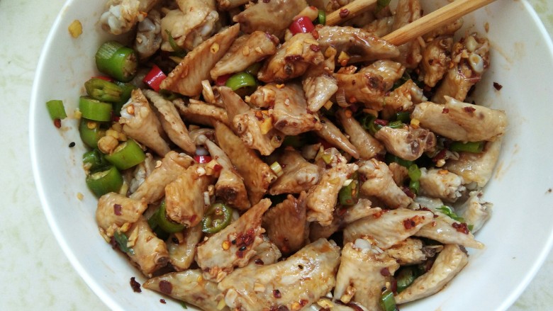 爽口鸡翅尖,年夜饭下酒菜,用筷子搅拌均匀,这样腌制10-15分钟入味。