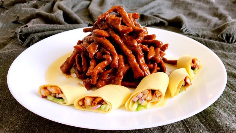 京酱肉丝,京酱肉丝做好了,京酱肉丝鲜香嫩滑,用干豆腐卷上吃口感独特,有饭有菜,齐活了~