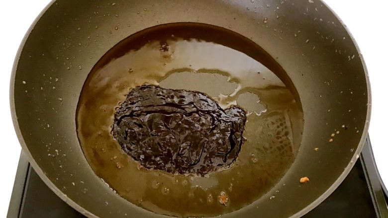 京酱肉丝,香油烧至5分热的时候放入甜面酱,炒匀