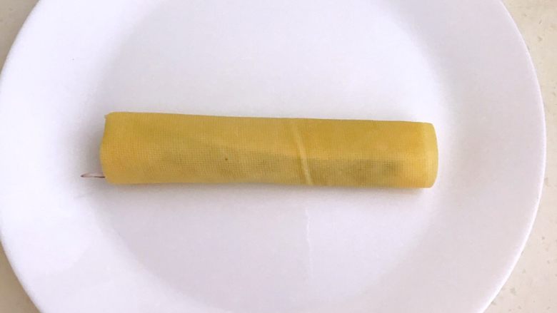 京酱肉丝,卷起来,切成小段