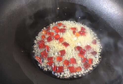 营养早餐 肉末雪菜玉米面粥,热锅凉油,放入<a style='color:red;display:inline-block;' href='/shicai/ 37'>姜</a>末和辣椒,炒出香味。