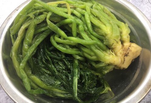 营养早餐 肉末雪菜玉米面粥,<a style='color:red;display:inline-block;' href='/shicai/ 190'>雪菜</a>是腌制品,需要用水泡至少半个小时,将其中的盐分析出,再反复清洗几遍,挤干水分。