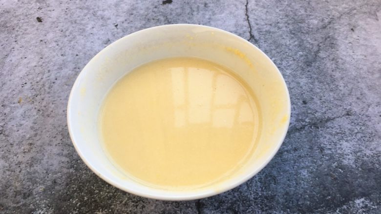 营养早餐 肉末雪菜玉米面粥,放入适量的水把玉米面调成糊状。