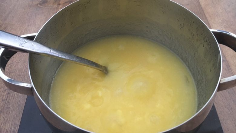 营养早餐 肉末雪菜玉米面粥,然后小火煮5分钟即可。