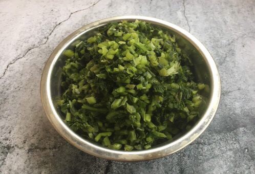 营养早餐 肉末雪菜玉米面粥,将雪菜的梗去掉,切成雪菜末。
