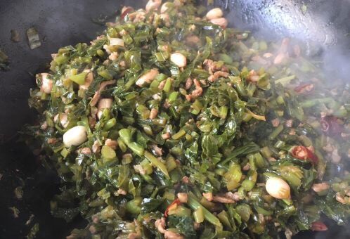 营养早餐 肉末雪菜玉米面粥,放入雪菜末和泡发好的黄豆、花生米,翻炒均匀,放入100ml的水,将肉末雪菜烧熟。