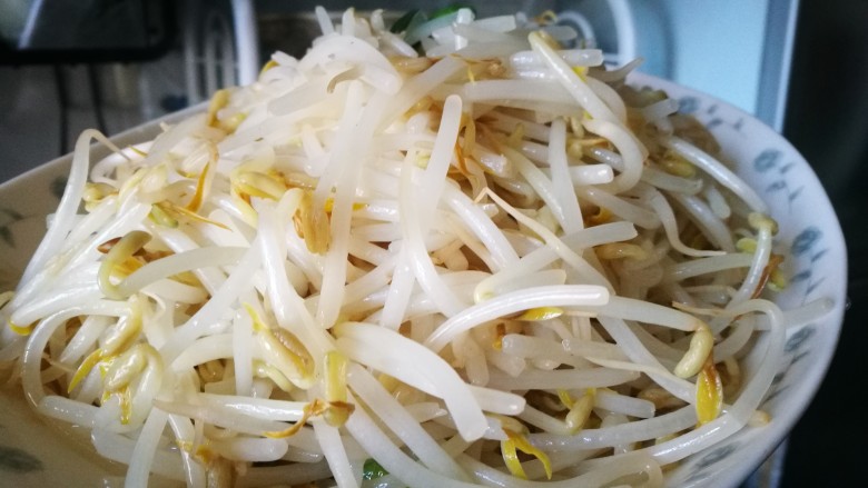 立春美食~炒合菜,倒入豆芽炒至断生盛出