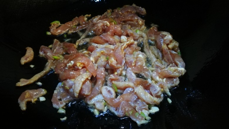 立春美食~炒合菜,锅中油热虾里脊肉丝