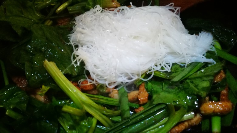 立春美食~炒合菜,加入粉丝翻炒