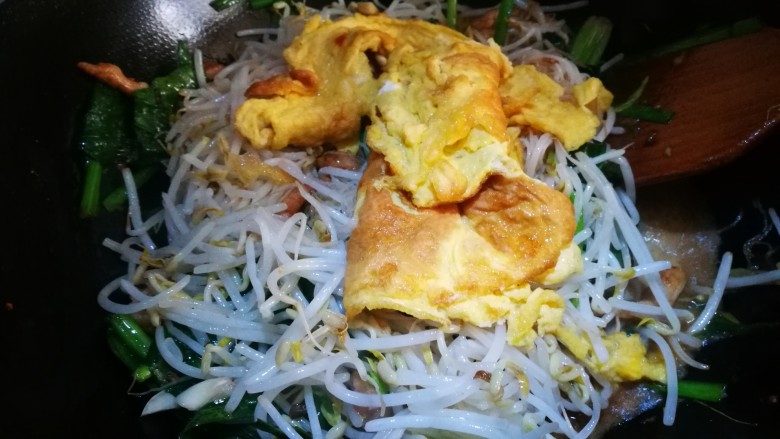 立春美食~炒合菜,倒入鸡蛋 炒散即可