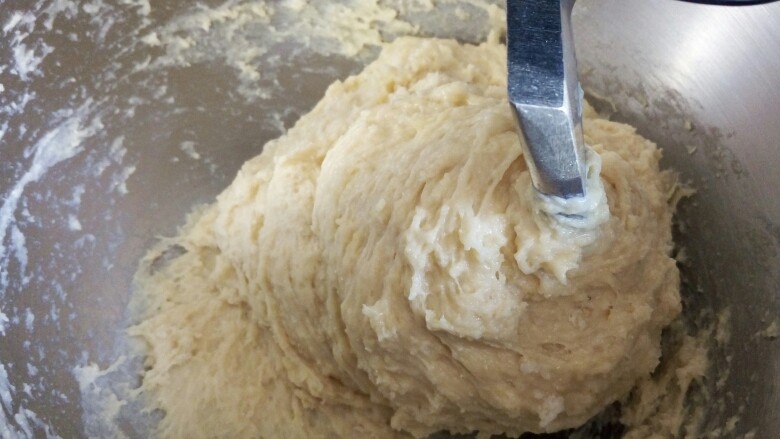 萌萌哒!牛奶面包(波兰种),2档搅拌到基本成团就可以转3档高速搅拌了
