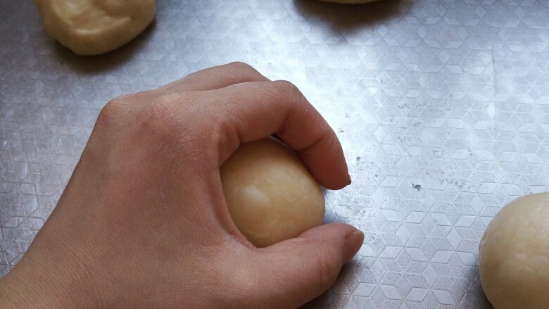 萌萌哒!牛奶面包(波兰种),将面团分成8等份,再案板上用手搓圆,表面光滑