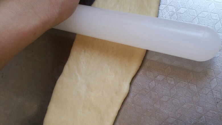 萌萌哒!牛奶面包(波兰种),将面团擀成牛舌状