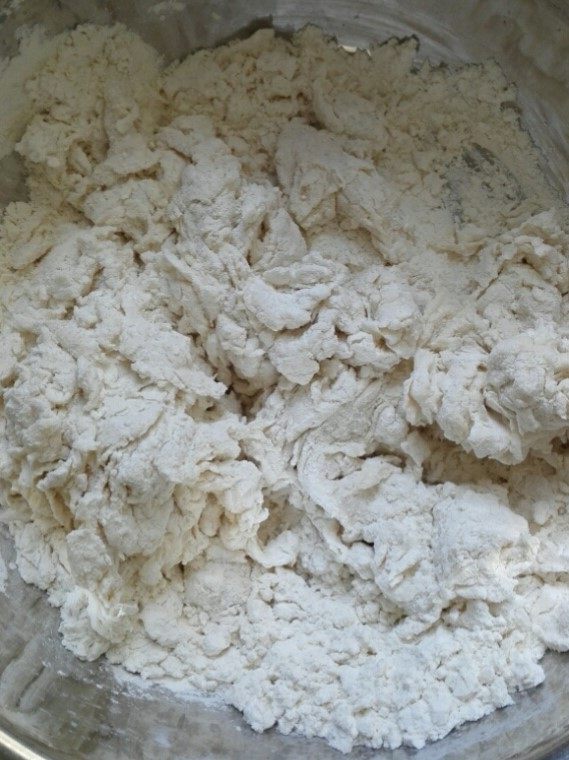 冷藏都不开裂的柔软春饼,开水倒入面粉,边倒边用筷子搅拌成絮状。开水要慢慢加入,不要一次性加入啊。注意,必须是开水!这才是决定饼软的关键。