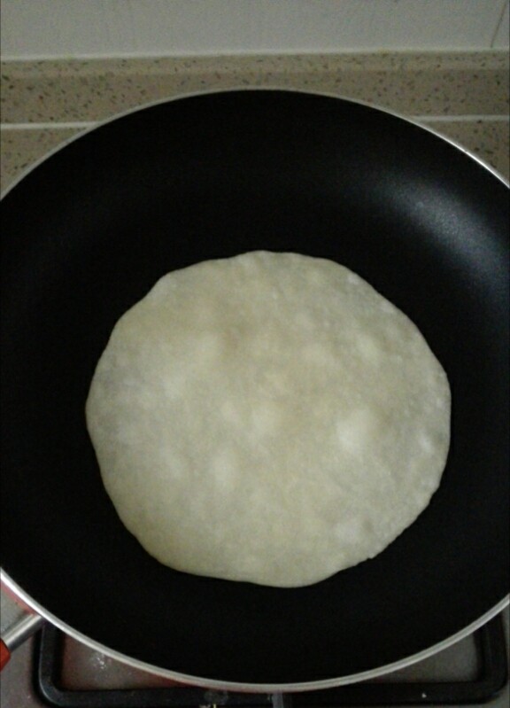冷藏都不开裂的柔软春饼,平底锅小火,放入饼,起泡后翻面