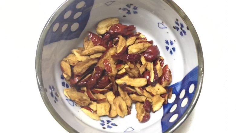 南瓜红枣华夫饼,泡软的红枣用厨房剪剪成小块备用