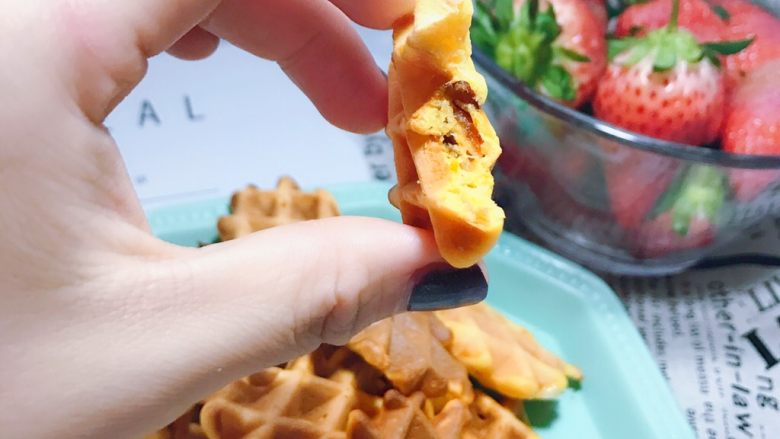 南瓜红枣华夫饼,烤好的松饼吃的时候还有软软的红枣