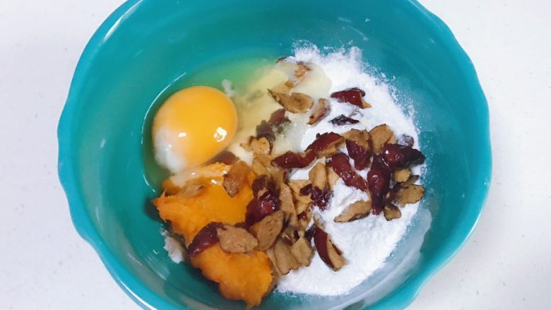 南瓜红枣华夫饼,在混合均匀的粉中，放入适量的红枣碎、30克<a style='color:red;display:inline-block;' href='/shicai/ 7594'>南瓜泥</a>和1个<a style='color:red;display:inline-block;' href='/shicai/ 9'>鸡蛋</a>，然后搅拌均匀