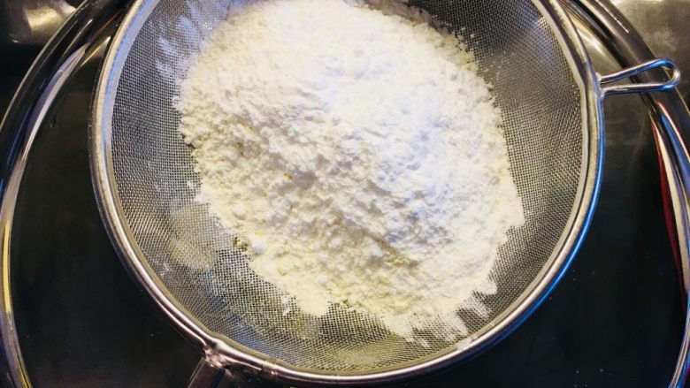 芝士蓝莓派,过筛混合好的粉类,筛入黄油容器中