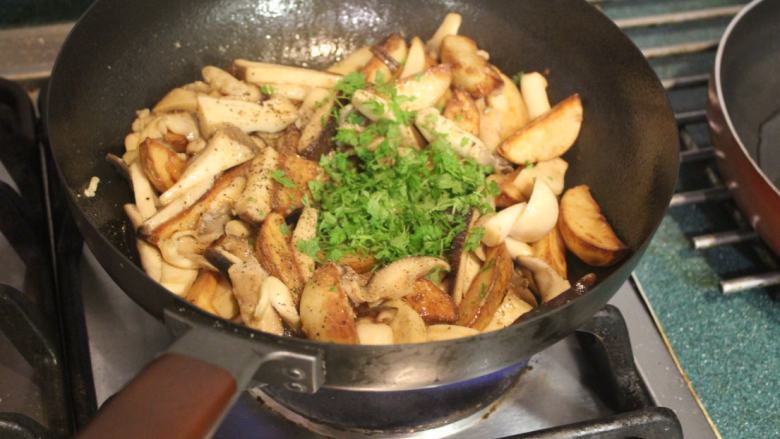 土豆炒蕈姑,加入意大利<a style='color:red;display:inline-block;' href='/shicai/ 131'>香菜</a>,以盐和胡椒调味,拌匀后就可起锅。