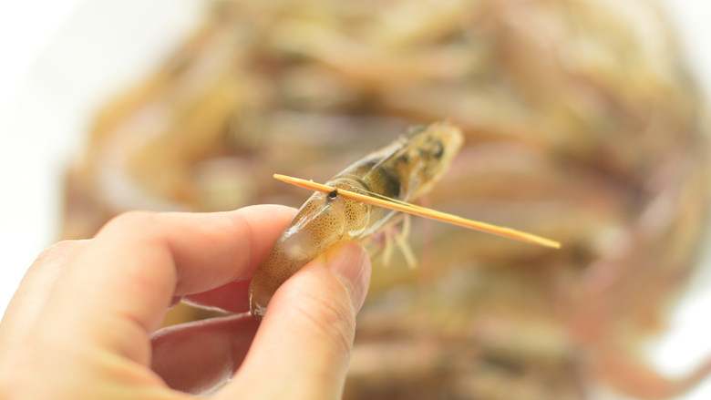 香辣小炒虾,从虾背的第二关节挑出虾线