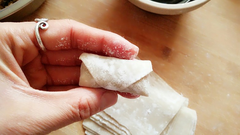 春卷――剩馄饨皮也有春天,将上面的角内侧沾点水,向下包裹起来。