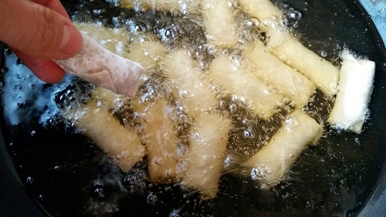 春卷――剩馄饨皮也有春天,锅中宽油,烧至5成热,下春卷中小火慢炸。