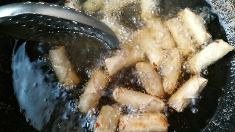 春卷――剩馄饨皮也有春天,炸至外皮硬挺,用笊篱翻动一下,让春卷上色均匀。
