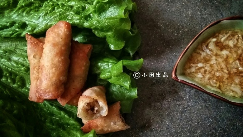 春卷――剩馄饨皮也有春天,用<a style='color:red;display:inline-block;' href='/shicai/ 768'>香醋</a>调一份蒜泥,蘸春卷吃,太美味了!