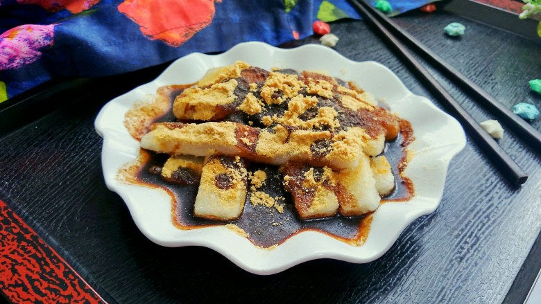 做年货 黄豆面红糖糍粑,成品图来一张。