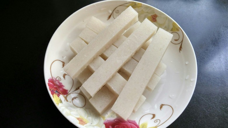 做年货 黄豆面红糖糍粑,糍粑切块。