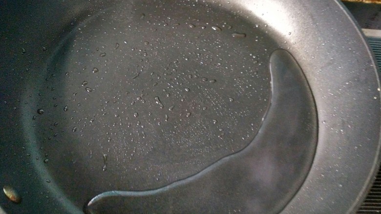 做年货 黄豆面红糖糍粑,锅内放清水,烧开。