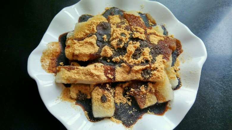 做年货 黄豆面红糖糍粑,浇上红糖水。