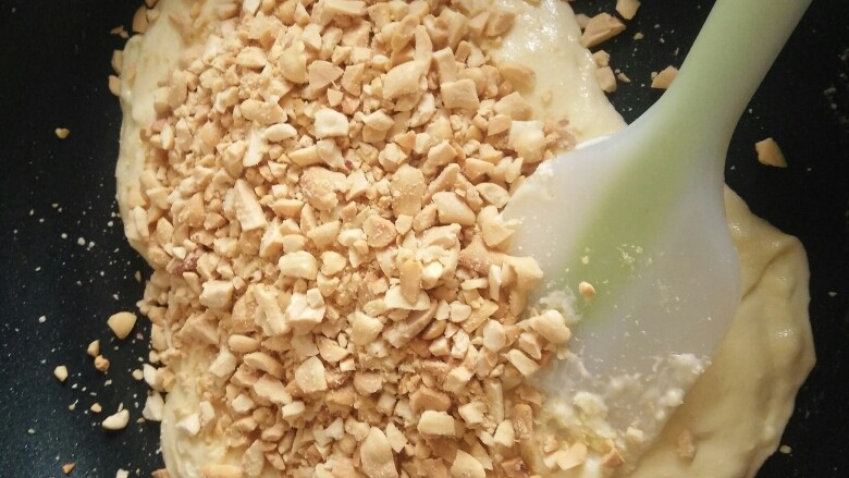 花生味牛轧糖,倒入花生碎翻拌成团后,便可用手开始揉均匀,在锅内或硅胶垫上揉均可。