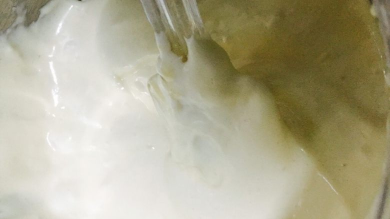 蜂蜜黑芝麻蛋糕,用橡皮刮刀从底部向上翻拌的形式,将面粉和蛋糊彻底拌匀(面粉分两次筛入,将第一次面糊拌匀以后,再第二次筛入面粉)