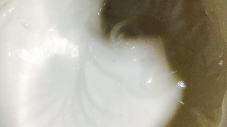 蜂蜜黑芝麻蛋糕,将鸡蛋打发到非常浓稠的状态,提起打蛋器,滴落的蛋糊可以在蛋糊表面划出花纹并且花纹维持较长时间不会消失,打蛋器头上保持有2一3cm的蛋糊不会滴落,这个程度就可以了