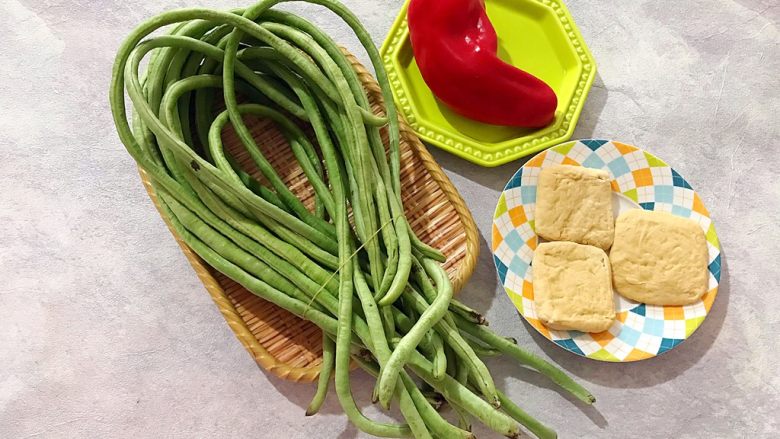 家常一碟小菜の蚝油素三丁（辣椒豆干炒豇豆）,首先我们准备好所有食材