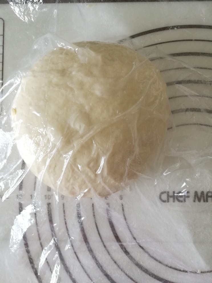 橙皮奶酥枫糖土司,8、 取出发酵好的面团,轻拍排气,醒发20分钟