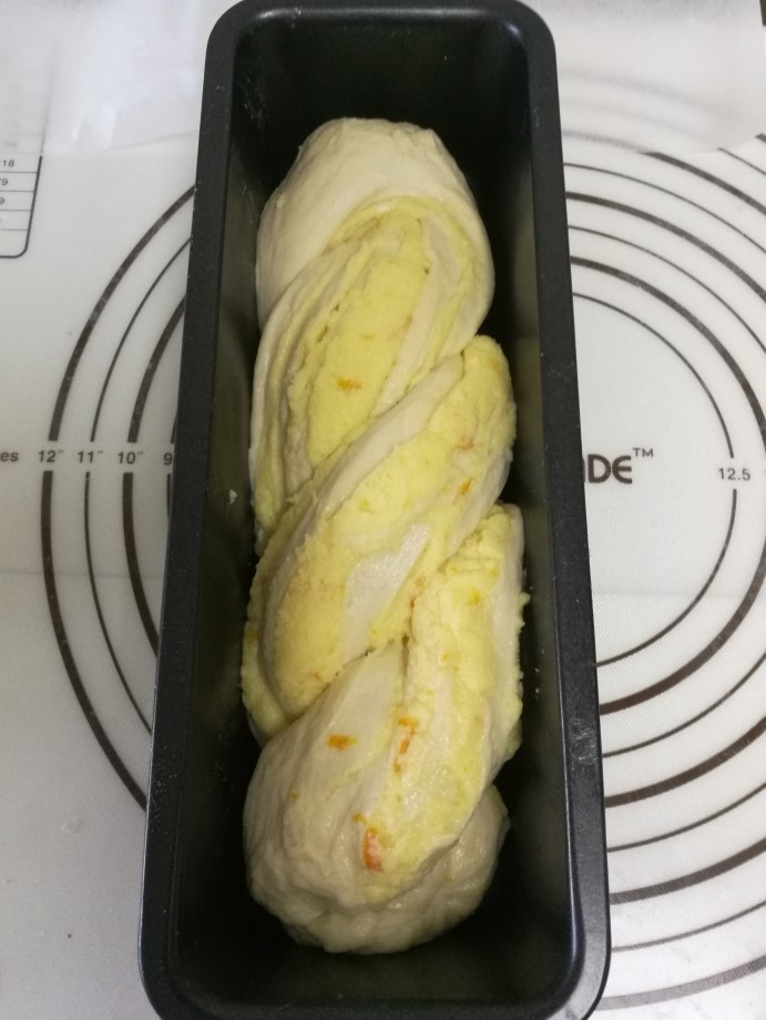橙皮奶酥枫糖土司,12,左右交叉拧在一起,放入模具中