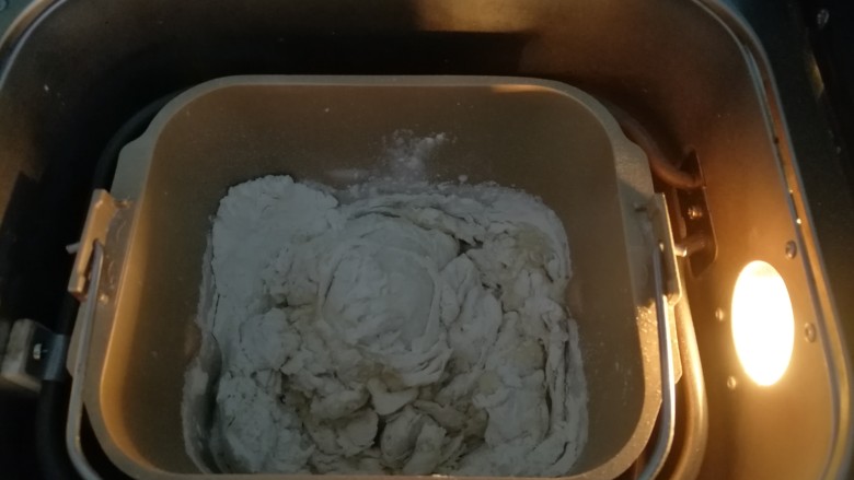 橙皮奶酥枫糖土司,5、 把除黄油以外的所有配料加入到面包桶中,一个imax程序后加入黄油