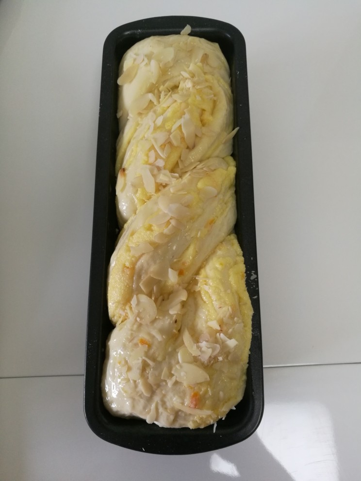 橙皮奶酥枫糖土司,13、室温发酵至模具持平,表面刷蛋液,可以在上面撒点杏仁片